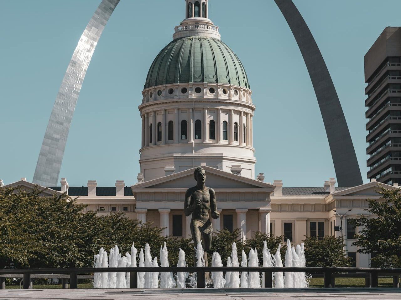building in missouri at daylight