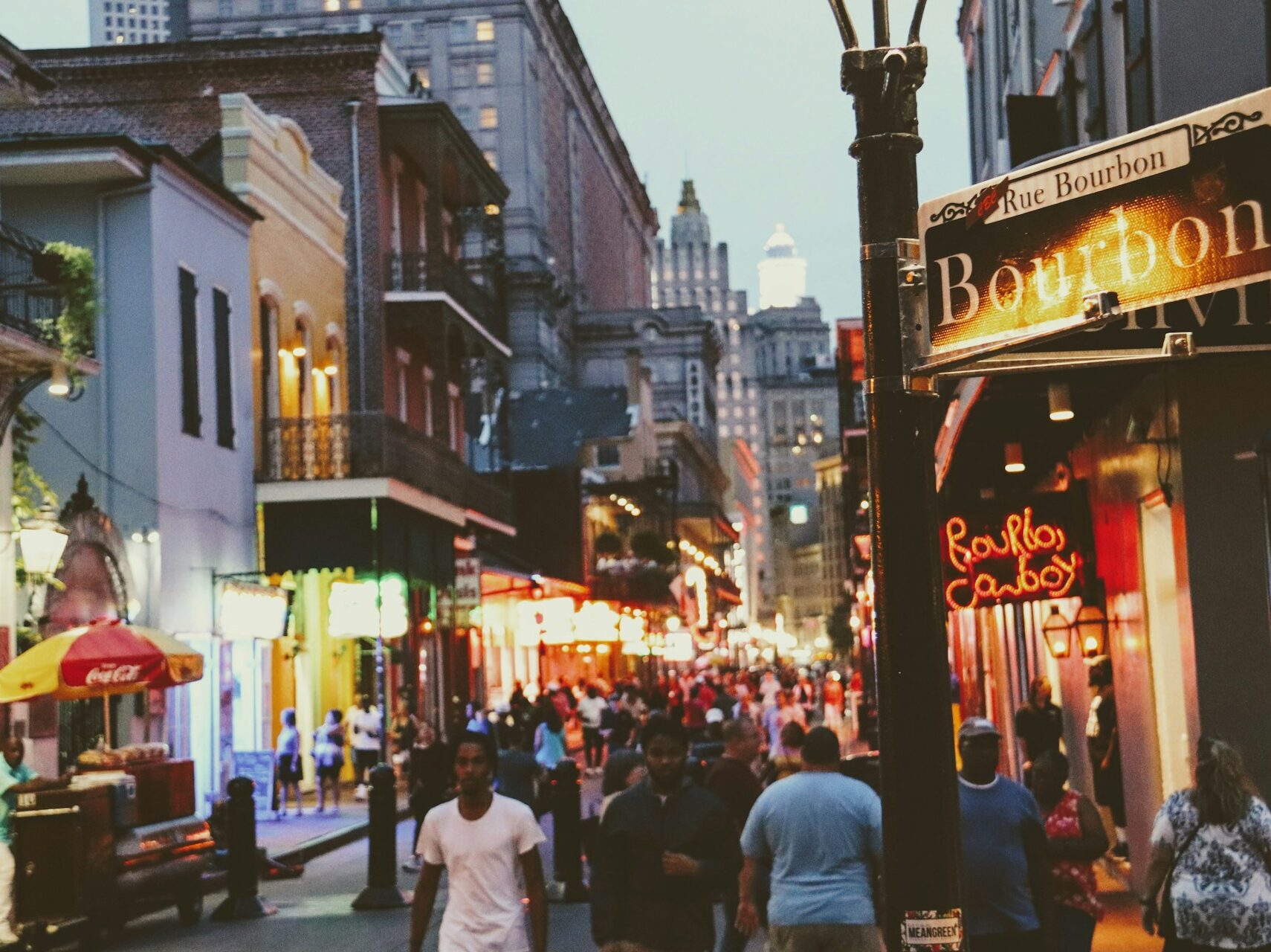 streets of new orleans in the night