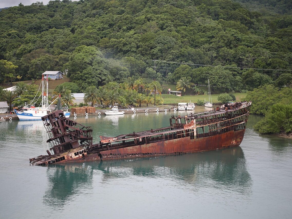 mahogany bay roatan honduras