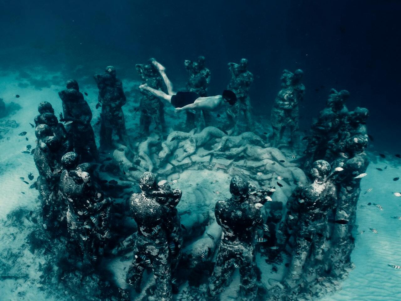 underwater sculpture circle at gili